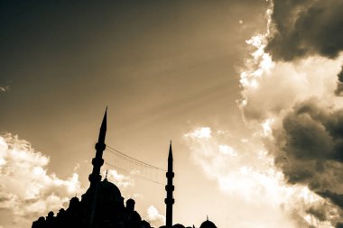 Bulutlu gökyüzü olan caminin silueti. İslami arkaplan. İstanbul 'da Yeni Cami. Ramazan, kandil, iftar, laylat el kadir, İslami yeni yıl arkaplan fotoğrafı.