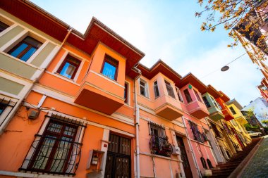 İstanbul Türkiye - 4.27.2021: Balat İstanbul 'da Merdivenli Yokus Caddesi' ndeki ünlü binalar. Geleneksel Türk evleri. Türkiye 'ye git. İstanbul 'da turizm.