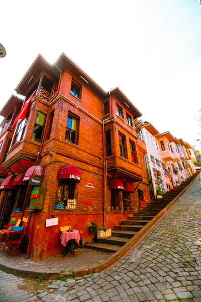 土耳其伊斯坦布尔 2021 伊斯坦布尔Merdivenli Yokus街的著名建筑 土耳其传统住房 去土耳其旅行 伊斯坦布尔的旅游业 — 图库照片
