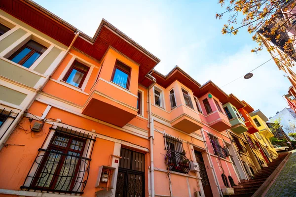 İstanbul Türkiye - 4.27.2021: Balat İstanbul 'da Merdivenli Yokus Caddesi' ndeki ünlü binalar. Geleneksel Türk evleri. Türkiye 'ye git. İstanbul 'da turizm.