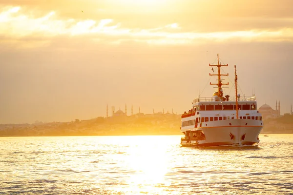 Κωνσταντινούπολη Inline Ferry Cityscape Istanbul Ηλιοβασίλεμα Μέσα Μαζικής Μεταφοράς Στην — Φωτογραφία Αρχείου