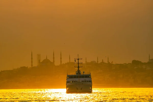 Κωνσταντινούπολη Inline Ferry Cityscape Istanbul Ηλιοβασίλεμα Μέσα Μαζικής Μεταφοράς Στην — Φωτογραφία Αρχείου