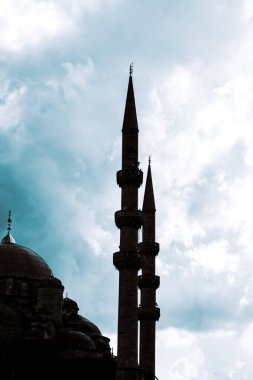 Bulutlu gökyüzü olan caminin silueti. İslami arkaplan. İstanbul 'da Yeni Cami. Ramazan, kandil, iftar, laylat el kadir, İslami yeni yıl arkaplan fotoğrafı.