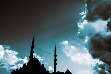Bulutlu gökyüzü olan caminin silueti. İslami arkaplan. İstanbul 'da Yeni Cami. Ramazan, kandil, iftar, laylat el kadir, İslami yeni yıl arkaplan fotoğrafı.