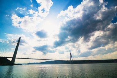 Yavuz Sultan Selim Köprüsü ve arka planda bulutlu gökyüzü. Boğaz üzerindeki üçüncü asma köprü. İstanbul 'un köprüleri. Türkiye 'nin kalkınma ve ekonomisi. 