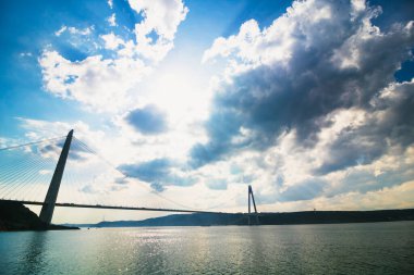 Yavuz Sultan Selim Köprüsü ve arka planda bulutlu gökyüzü