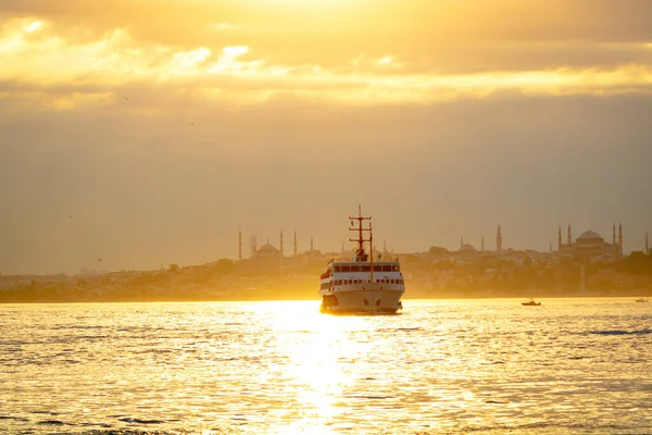 Istanbul city lines ferry and cityscape of Istanbul at sunset. — Stock Photo, Image