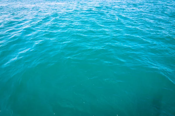 ターコイズ波の海の背景 海の質感 要旨海の背景写真 旅行のテーマ — ストック写真