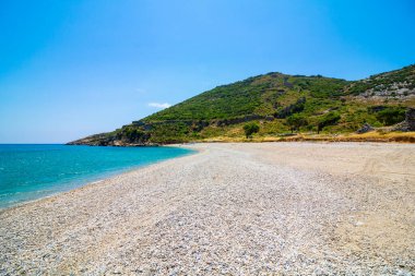 Anamur Mersin 'deki Anemurium Antik Kentinde bir plaj. Türkiye plajları. Türkiye 'de tarihi yerler ve işaretler.
