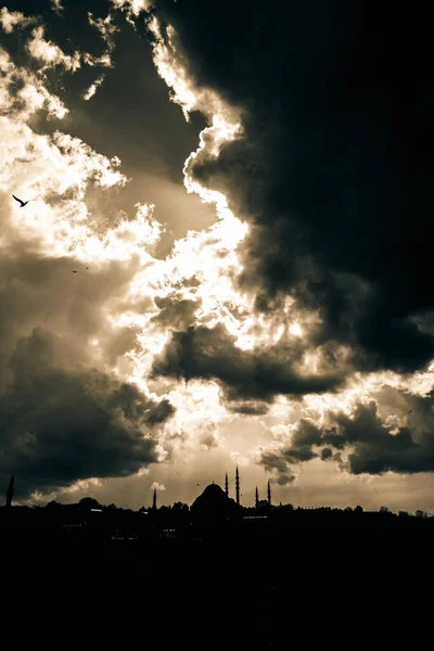 Silhueta Mesquita Com Céu Nublado Nuvens Dramáticas Ramadã Foto Fundo — Fotografia de Stock