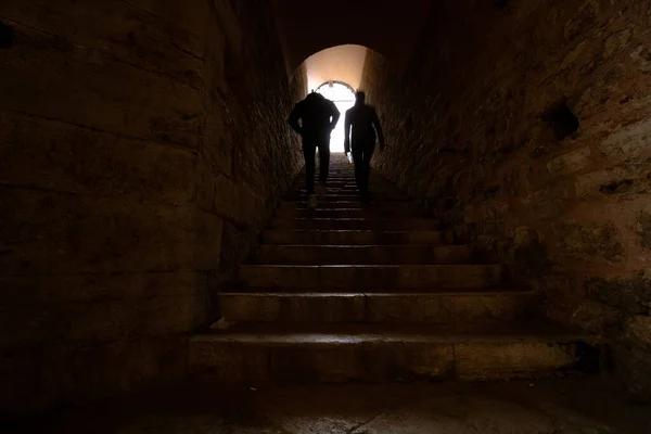 Dos Personas Caminando Hacia Luz Las Escaleras Oscuras Vida Después —  Fotos de Stock