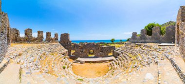 Anamur Mersin 'deki Odeon of Anemurium Ancient City panoramik manzarası. Türkiye 'nin tarihi yerleri ve simgeleri.