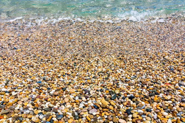 Sahilde Dalgalı Denizi Olan Küçük Çakıl Taşları Yaz Arkaplan Fotoğrafı — Stok fotoğraf