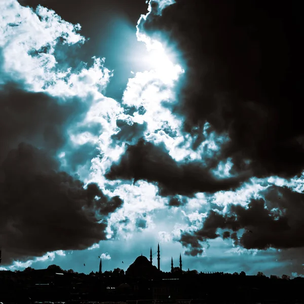 Σιλουέτα του τζαμιού με συννεφιασμένο ουρανό. Δραματικά σύννεφα — Φωτογραφία Αρχείου