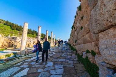 Ephesus caddesinde yürüyen turistler. Hindi konseptini ziyaret et. İzmir Türkiye - 2.1.2025