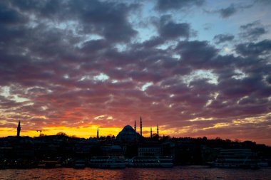 İstanbul silueti. Gün batımında dramatik bulutlu Süleyman Camii. İstanbul Türkiye - 12.20.2024