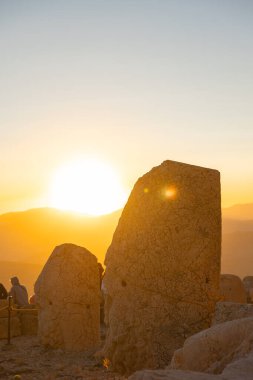 Nemrut Dağı 'nda gün batımı. Hindi konsepti fotoğrafını ziyaret et. Nemrut Dağı ve Güneş Heykelleri.