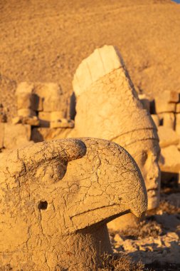 Apollo ve Pers Kartalı 'nın Nemrut Dağı heykelleri dikey görünümde. Türkiye konsept fotoğrafını ziyaret et.