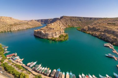 Rumkale ve Fırat nehri. Gaziantep konsept fotoğrafını ziyaret edin. Nehirde tekneler.