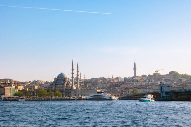 İstanbul manzaralı. Yeni bir cami ve feribot. İstanbul şehri manzarası. İstanbul Türkiye - 5.23.2025