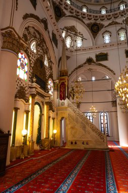 Hisar Camii 'nin iç manzarası. Ramazan veya İslami dikey arkaplan fotoğrafı. İzmir Türkiye - 2.3.2025