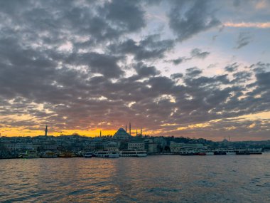 Süleyman Camii ve İstanbul şehir manzarası. Gün batımında dramatik bulutlar. İstanbul Türkiye - 12.20.2024