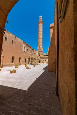 Büyük Mardin Camii 'nin avlusu ve minaresi. Nam-ı diğer Mardin Ulucamii.