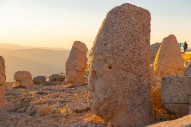 Gün batımında Nemrut Dağı 'nda Zeus heykeli. Adiyaman 'daki Nemrut Dağı Milli Parkı.