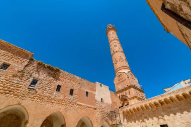 Gündüz vakti Büyük Mardin Camii 'nin minaresi. Mardin konsept fotoğrafını ziyaret et.