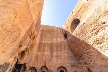 Gündüz vakti antik Dara şehrinin mezarlığı. Mardin 'in arkaplan fotoğrafını ziyaret et.