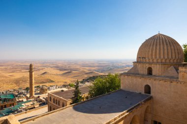 Zinciriye Madrasa ve eski Mardin kasabası yazın ortasında. Mardin konsept arkaplan fotoğrafını ziyaret et.