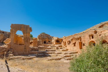 Mardin 'in Kadim kenti Dara' nın Nekropolü, yazın gündüz vakti Türkiye.