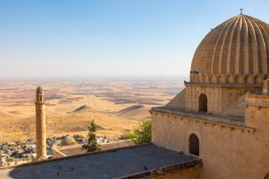 Zinciriye Madrasa 'dan gündüz vakti Mardin Manzarası. Mardin konseptini ziyaret et.
