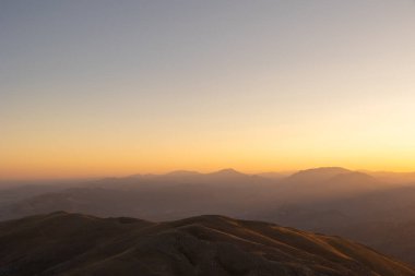 Gün batımında Nemrut Dağı 'nın manzarası. Gün batımında sisli dağ manzarası.