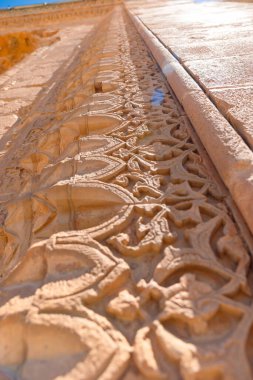 İslami madalyalar. Mardin 'deki Kasimiye Madrasa taş süslemeleri