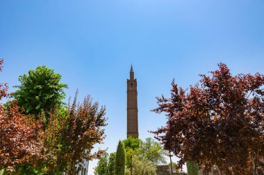 Gündüz vakti Diyarbakır 'daki Hazreti Süleyman Camii' nin minaresi. Diyarbakır konsept fotoğrafını ziyaret et.