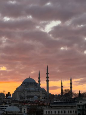 Gün batımında dramatik gökyüzü olan Süleyman Camii. İstanbul arka plan fotoğrafı.