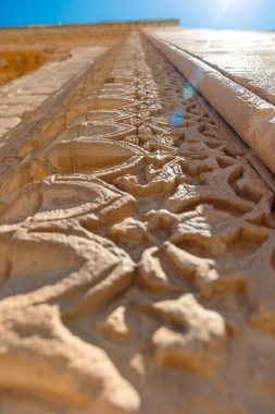 Mardin 'deki Kasimiye Madrasa Kapısı' nın İslami dekorasyonları.