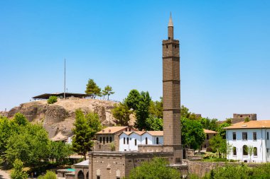 Gündüz Diyarbakır Arkeoloji Müzesi ve Hazreti Süleyman Camii.