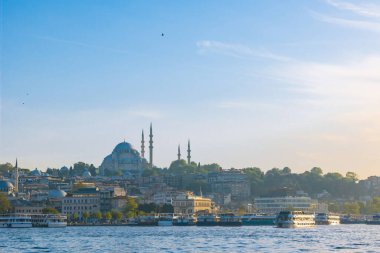 İstanbul manzaralı. Günbatımında Süleyman Camii ve Eminonu ilçesi.