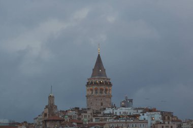 İstanbul arka planı. Eminonu bölgesinden gökyüzü bulutlu Galata Kulesi.