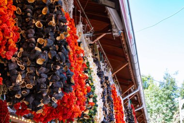 Gaziantep Türkiye 'deki bir baharat pazarında kurutulmuş biber ve patlıcan asmak. Yerel mutfak ve kültür konsepti.