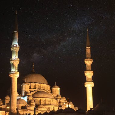 Ramazan arkaplan resmi. Yeni Cami ya da Samanyolu ile Yeni Cami. Katman el Kadir kavramı.