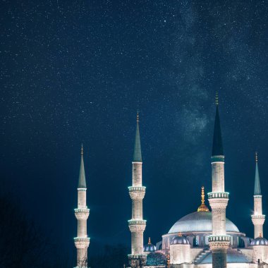 Samanyolu olan Mavi Cami. Ramazan veya laylat al-Qadr veya kadir geci konsept resmi.