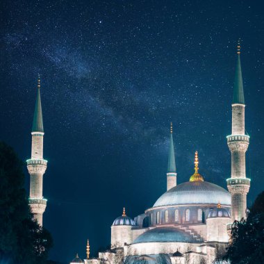 Ramazan konsepti. Sultanahmet ya da Samanyolu ile Mavi Cami. Laylat al-Qadr veya kadir gecesi arkaplanı.