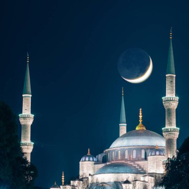 Kadir gecesi veya laylat al-Qadr konsept resmi. Mavi Cami ve Hilal Ay. Ramazan veya İslami arkaplan.