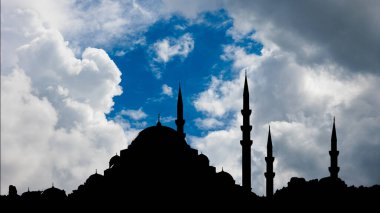 Süleyman Camii 'nin silueti ve dramatik bulutlar. Ramazan veya İslami konsept resmi.