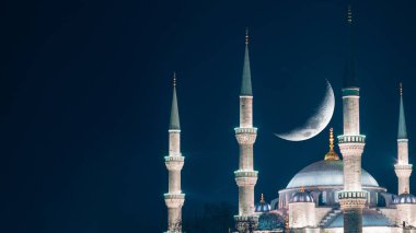 Mavi Cami ve Hilal Ay. Ramazan veya İslami kavram arkaplan resmi.