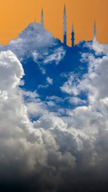 İslami konsept. Dramatik bulutları olan bir caminin silueti. Ramazan dikey resmi.