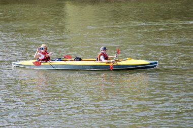 Chisinau, Moldova Cumhuriyeti - 04 Ekim 2020: Kayakçılar nehir boyunca yüzerler. Yatay çerçeveli çekim.